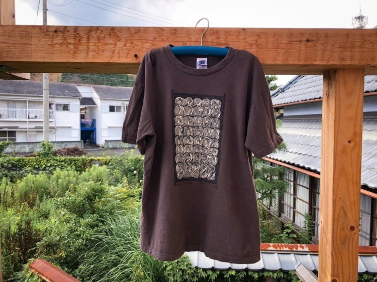 僕の自慢のお土産Tシャツ紹介です。どこかに旅行にいった時は、自分へのお土産ということで、ご当地Tシャツを買います。新潟県名物のお蕎麦・へぎそばがだいたんにプリントされたTシャツです。へぎそばはお蕎麦を一口サイズにまとめてそれをへぎと呼ばれる器にたくさん盛って食べるものです。みんなが集まるときに一緒に食べるのに最適なお蕎麦です。