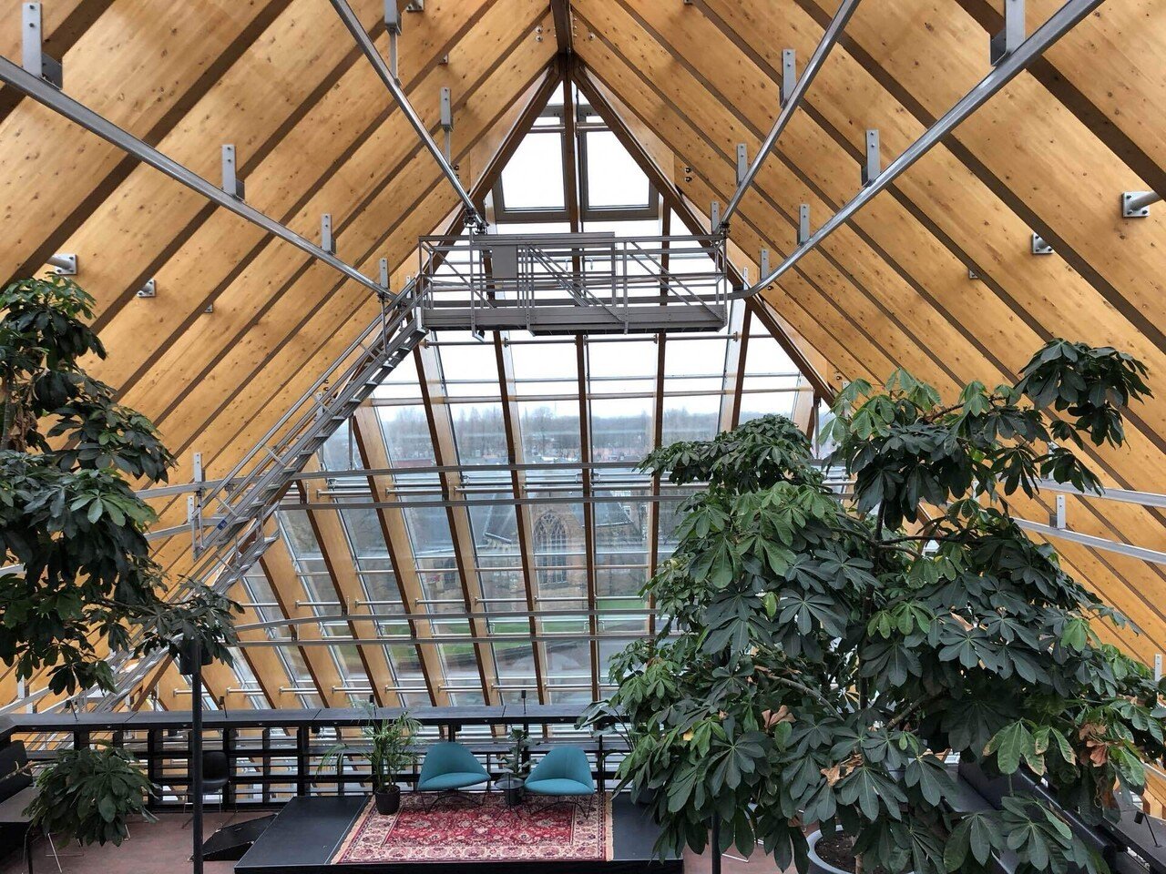 ガラスのお山！オランダの図書館に行ってきた｜のんびり旅日記