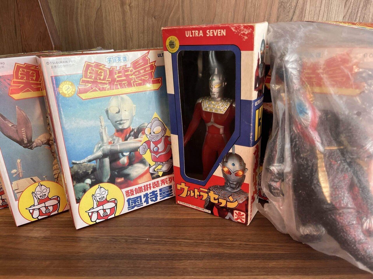 中国バンダイ ウルトラマンブレーザー 豪華版 フィギュア 光る