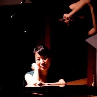 響きの人　新屋賀子