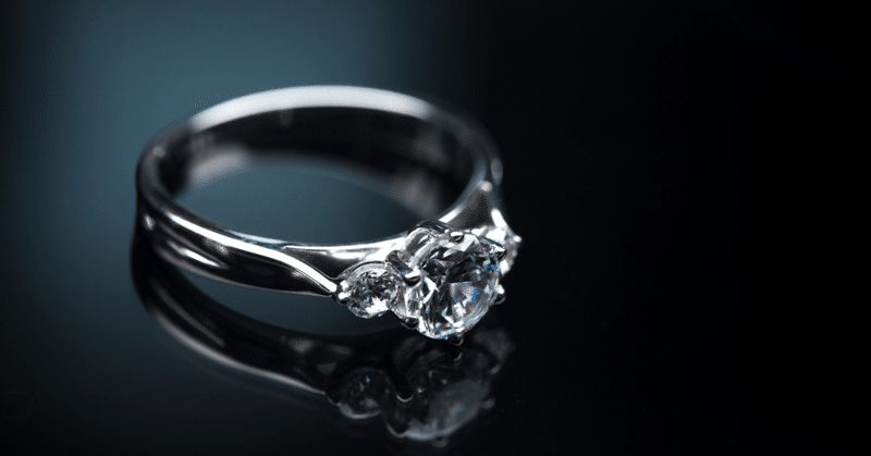 今の時代、婚約指輪はシルバーで十分なのか。