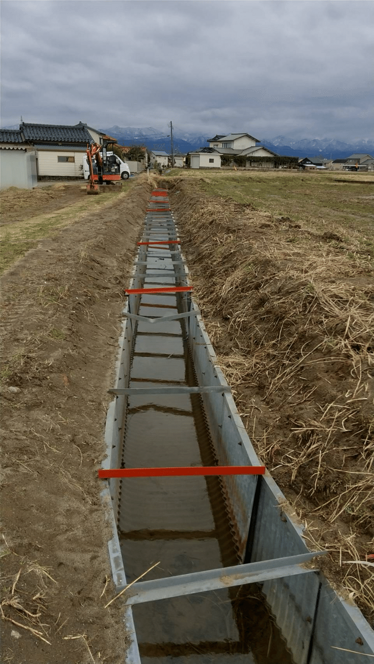 富山の親類の家の田圃の用水路。元旦の地震で液状化現象が起こり、潰れてしまったそうで、応急処置で、取り敢えず修復した、と、写真が送られてきた。