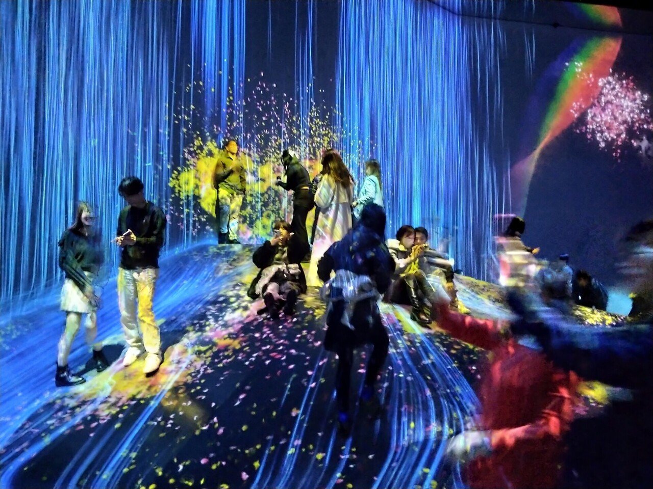 東京 麻布台ヒルズ『チームラボ ボーダレス』〜まだ入口付近にいるのですがデジタルアートが凄すぎて なかなか奥に進むことが出来ていない…💧｜ぐるぐる