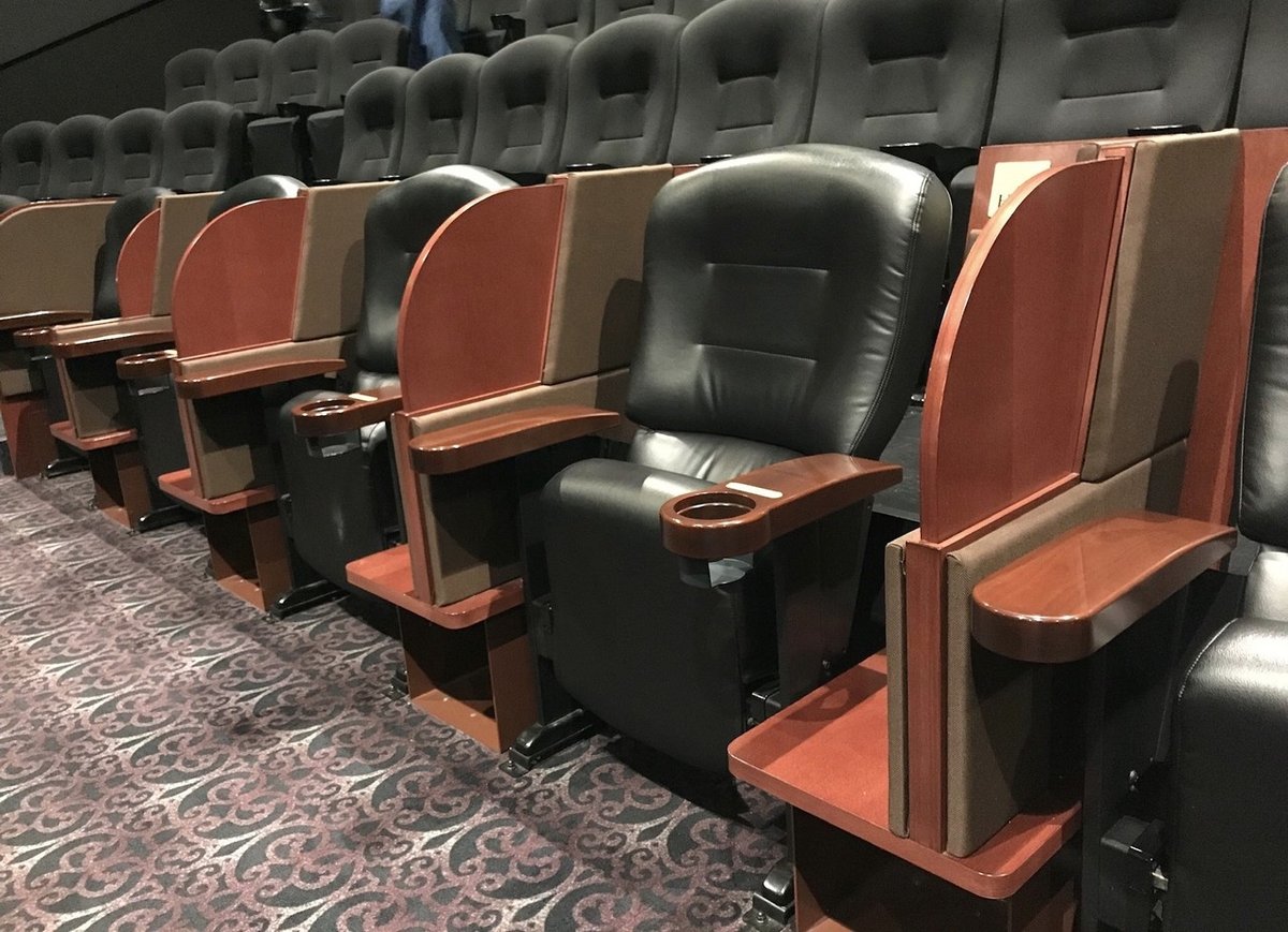 映画館が苦手な私が今回選んだ「プレミアボックスシート」という