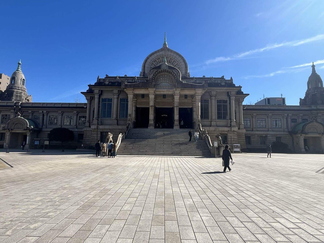 エキゾチシズム香る築地本願寺からインバウンド熱に沸く場外市場へ