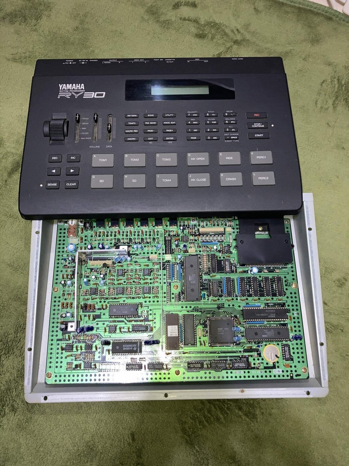 YAMAHAの90年代リズムマシンRY30のバックアップバッテリー交換 
