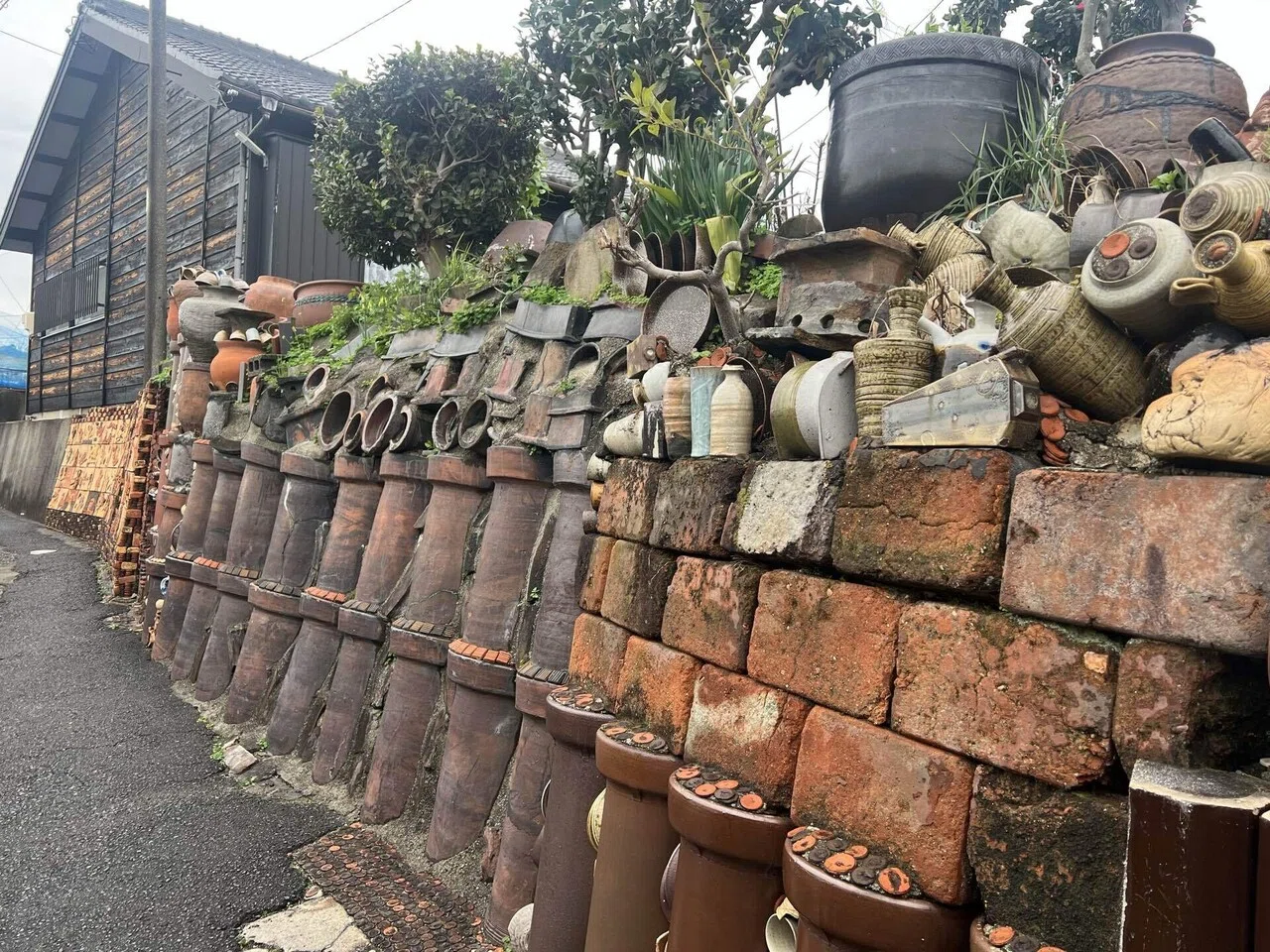 雑多に積み上がる陶器の道。常滑やきもの散歩道をゆく #2｜Ⓜ︎/旅する