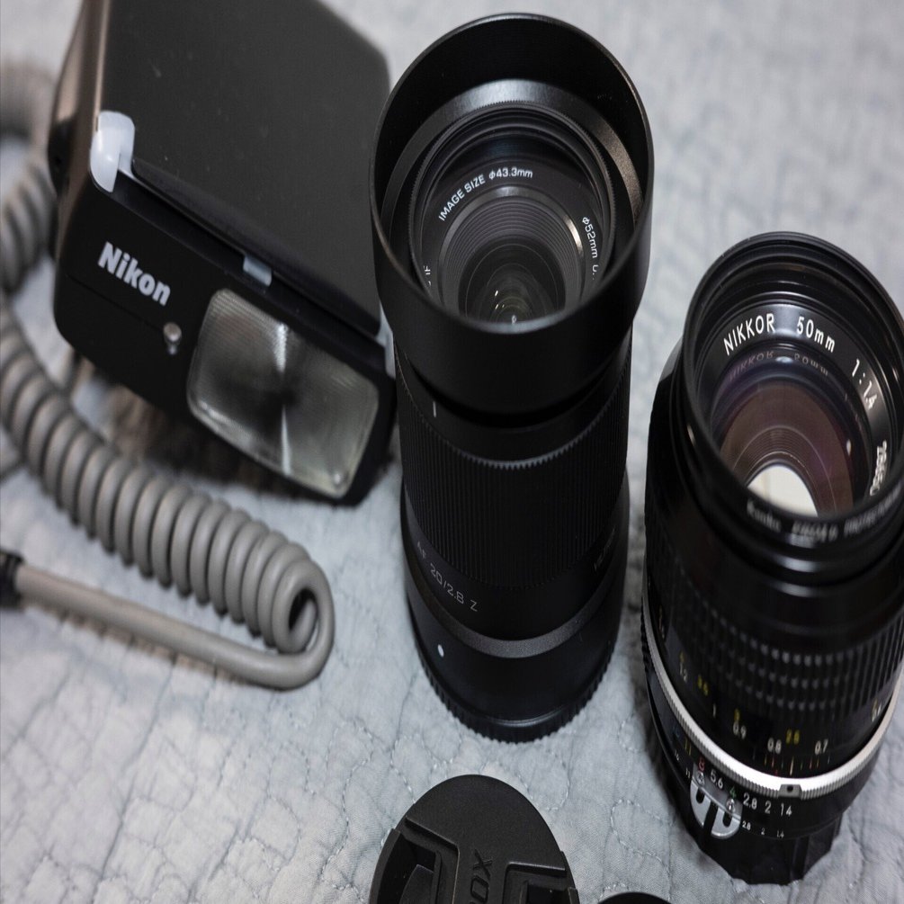 Nikon （ストロボ付き）カメラ レンズとストロボ。 ｜ Nikon Zf｜yoriknit
