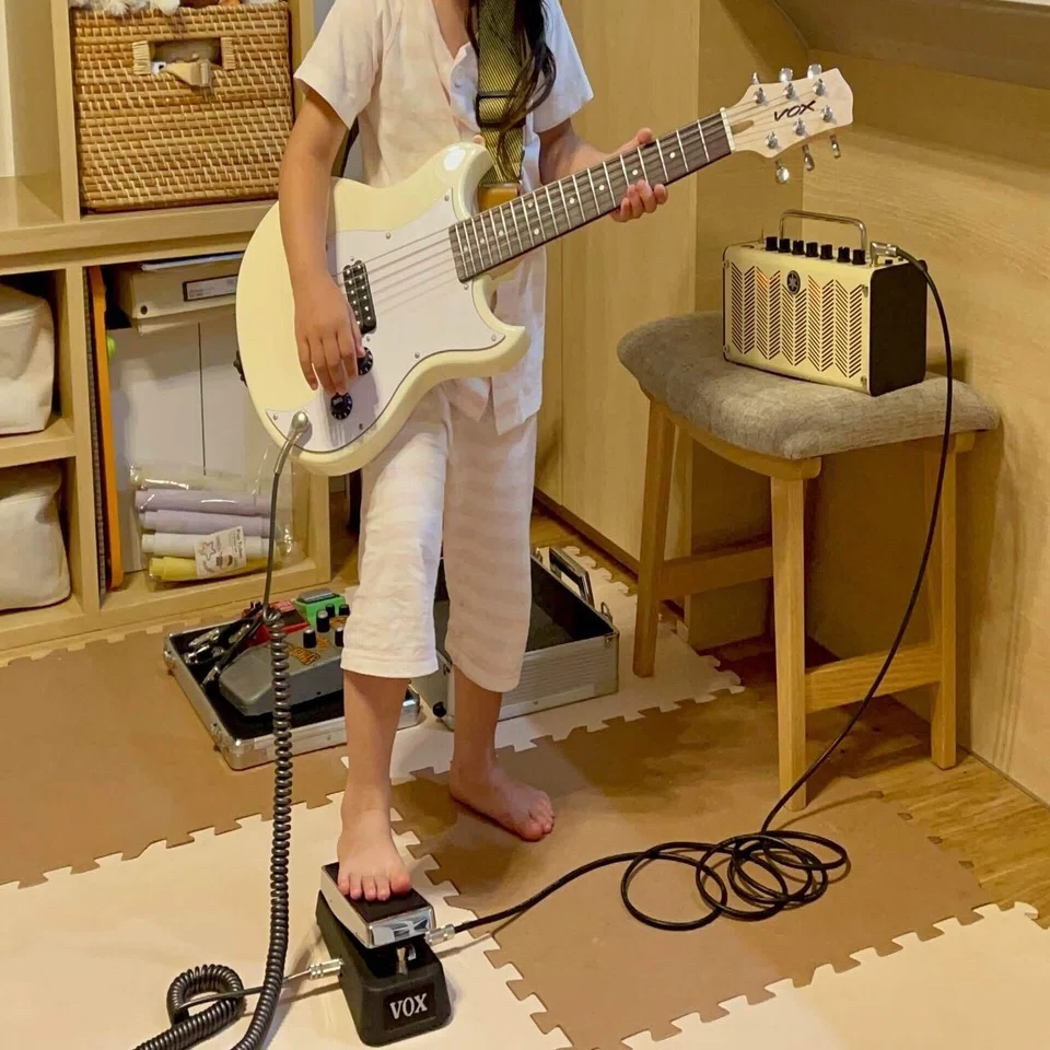 子どもと楽器を楽しむコツ｜「おもちゃと一緒にギターがある」という 