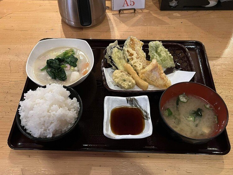 今日のお昼は流川町の居酒屋 民宿の本日の日替り 天ぷらと白菜と根菜のクリーム煮。税抜682円。広島のランチ定食では1番安い方では。