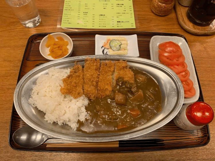 2020年。今日の夕食は久しぶりに新宿歌舞伎町のど真ん中にあるつるかめ食堂でカツカレーとトマト。