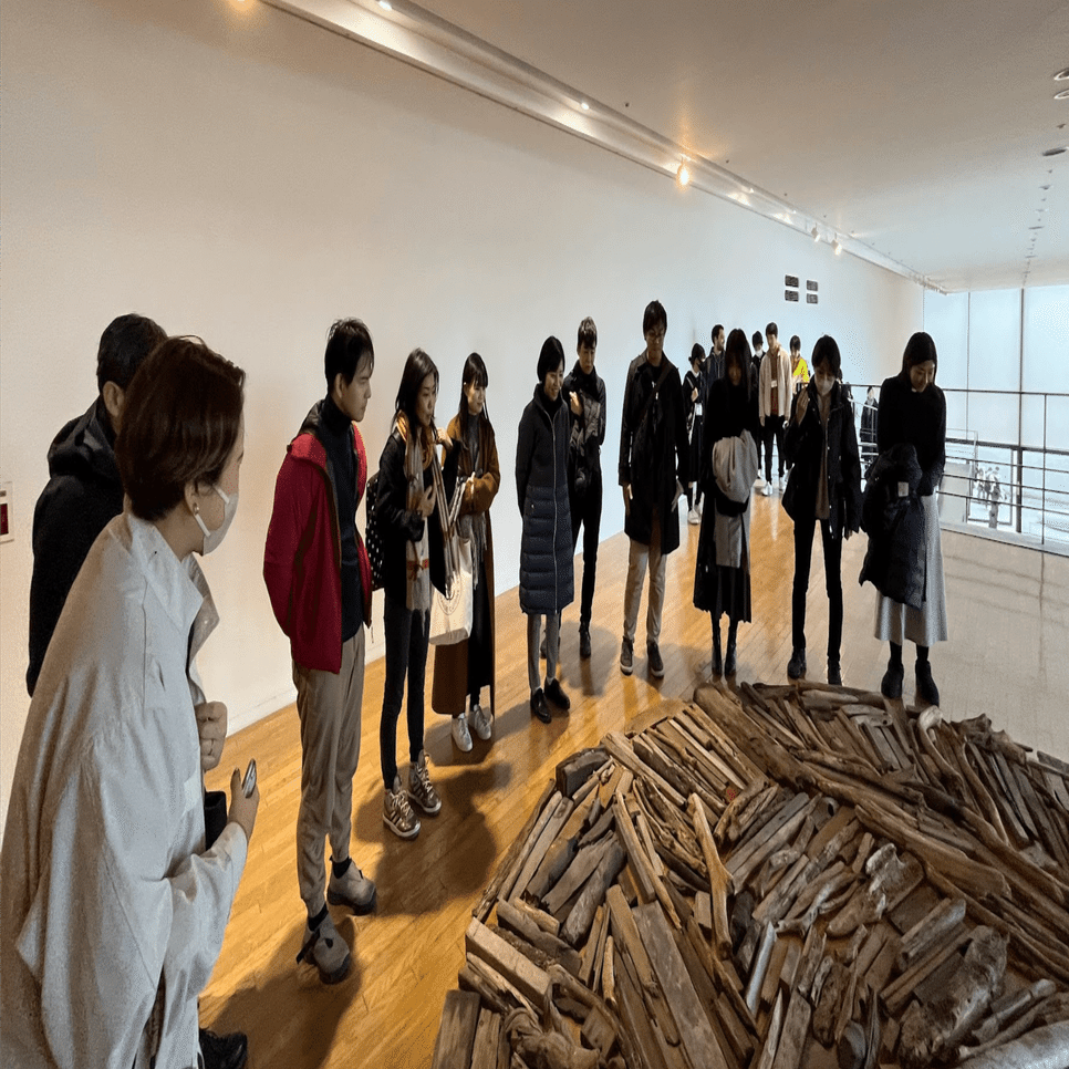 現代アートは、ビジネスプロフェッショナルのキャリア形成に影響を