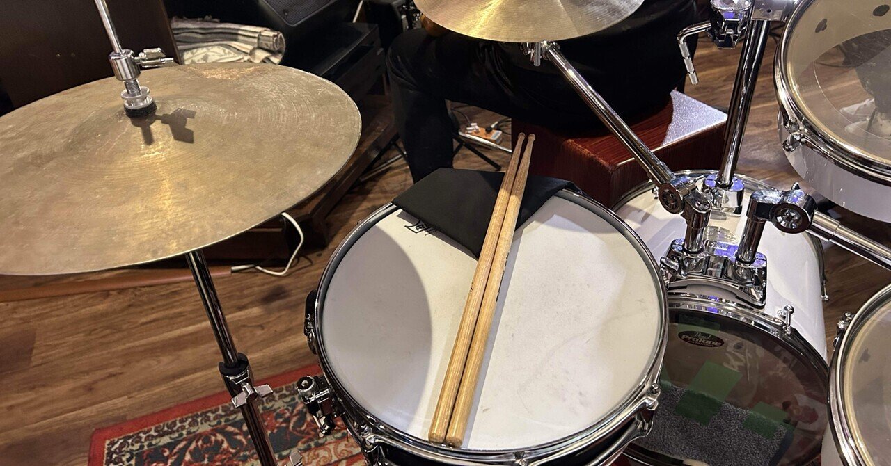 約40年前に高校時代に購入したドラムセット一式です。