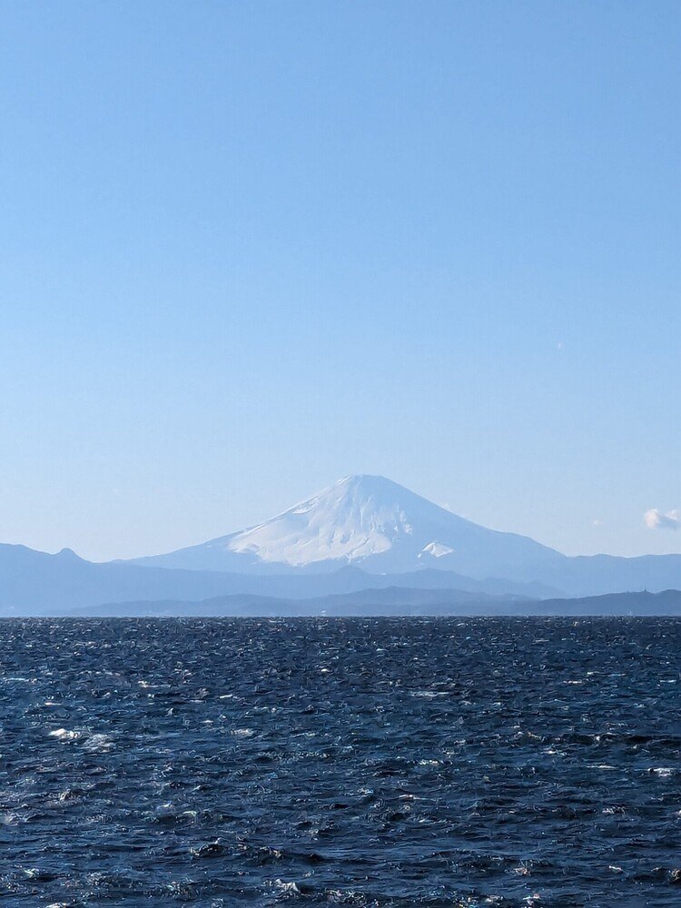 葉山町にある森戸大明神。とても風の強い日でしたが、富士山を見に行って来ました。