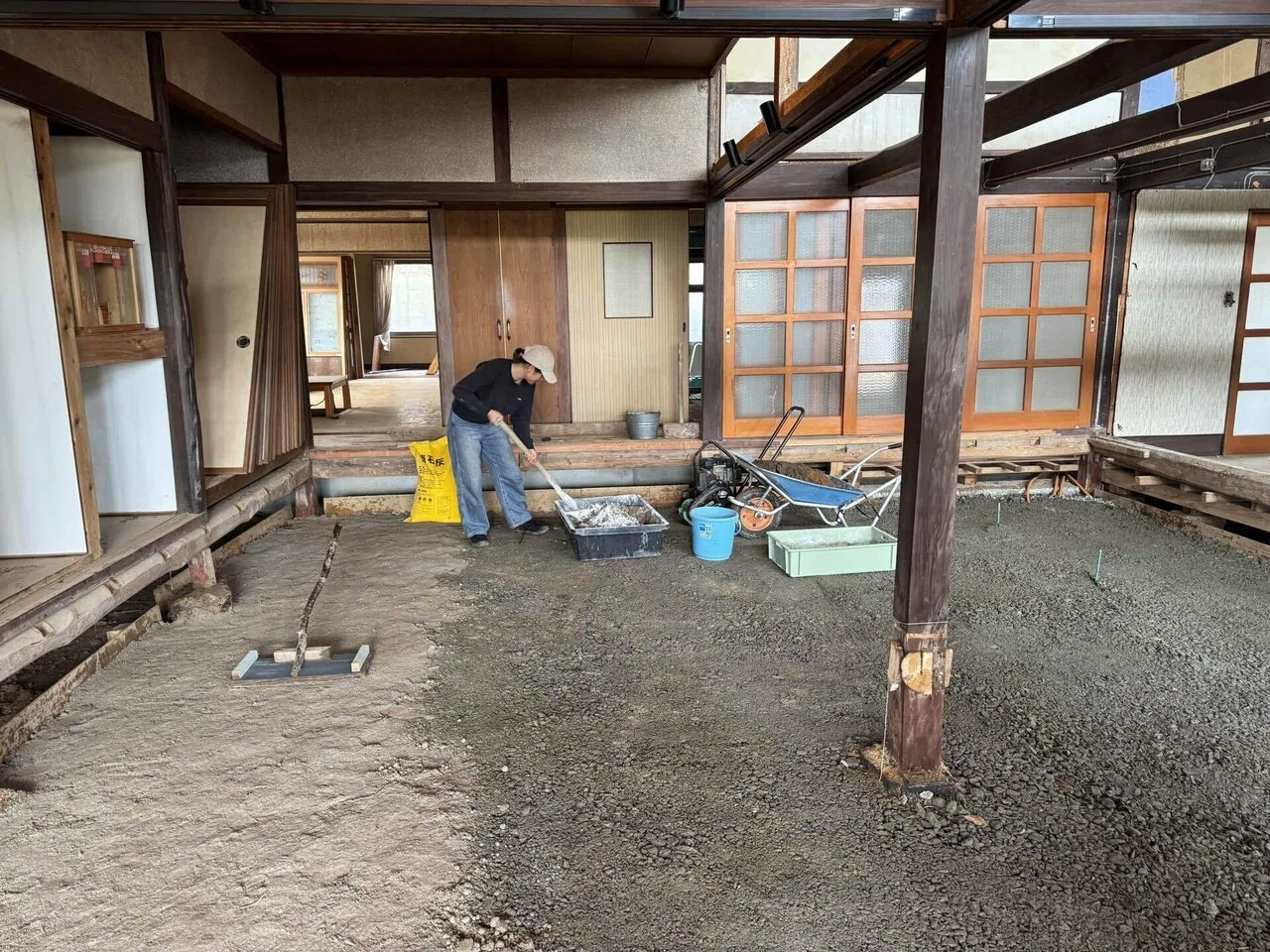 民芸品　田舎の土間 古民家の土間に三和土を作る〜施工編〜｜ミツワヤスコ🌿地方飲食