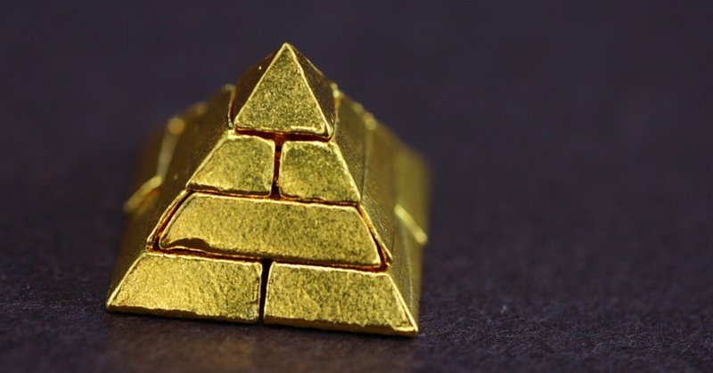 【愛ゆえに純金を運ぶ】。12個のピースでできた「純金ピラミッド」誕生。