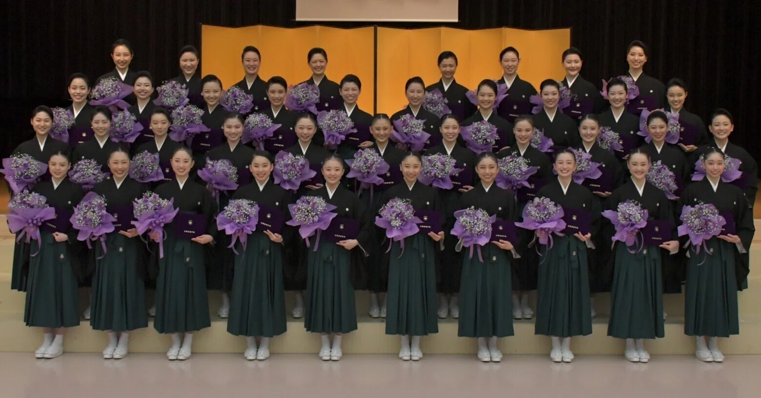 夢に羽ばたけ✨宝塚音楽学校卒業式｜宝塚市【公式】