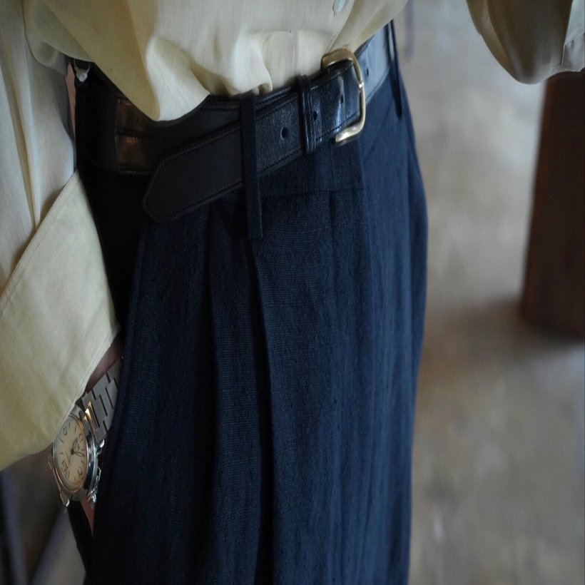 個人的に今季のスタイルには必須のスラックス。【AURALEE】から表情の