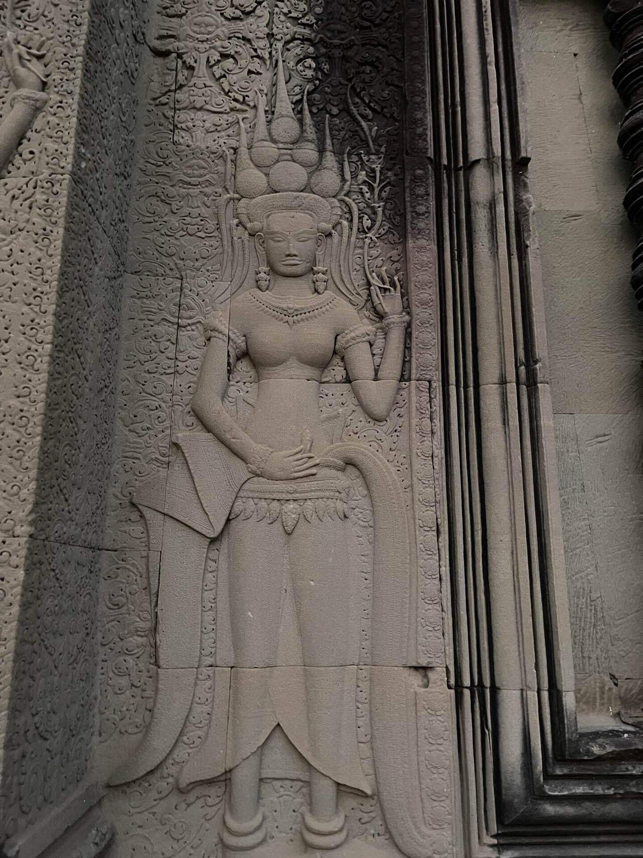 カンボジア アンコールワット 立体版画 神話 アンコールワットの女神像がとても魅力的な観光スポットです