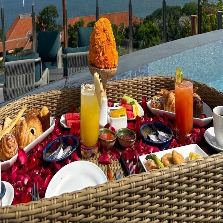 バリ島〜新婚旅行記〜 vol.2 2日目フローティングブレックファスト編