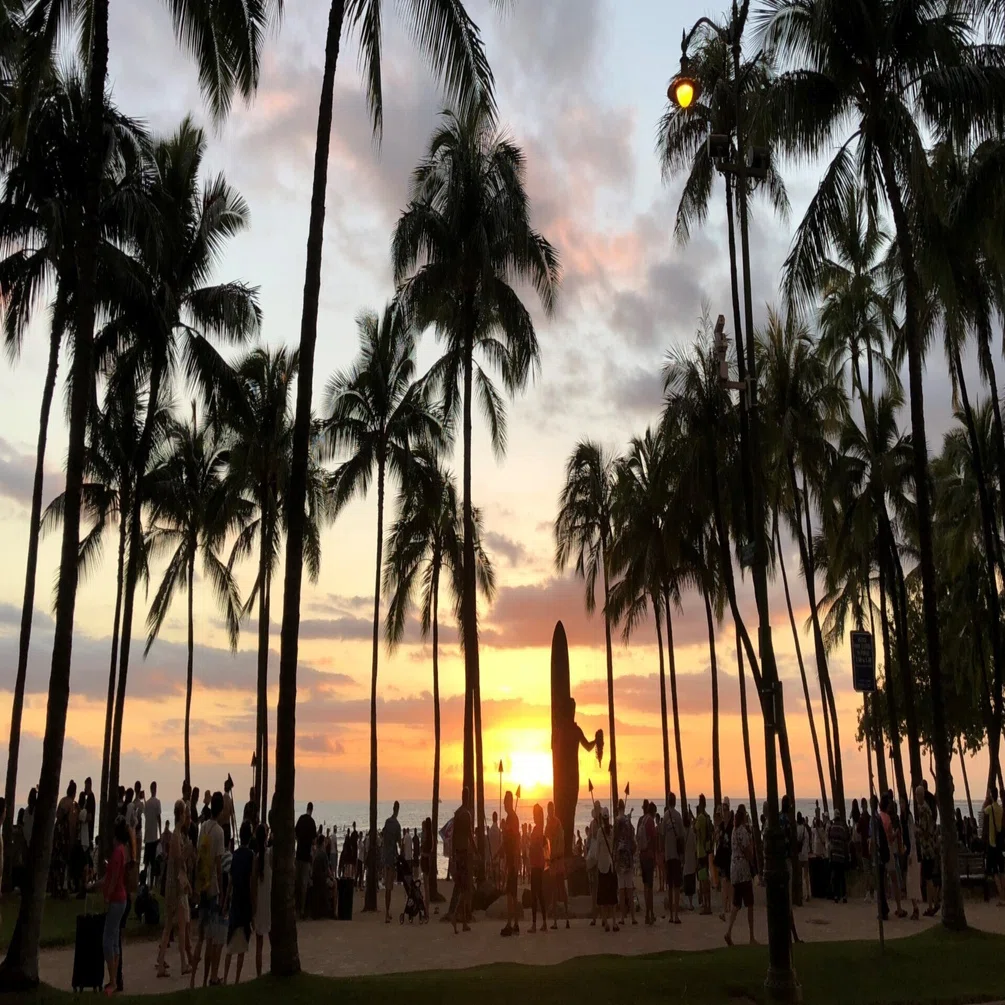 ホノルルの海に沈む夕陽｜Susie@Honolulu, Hawaii