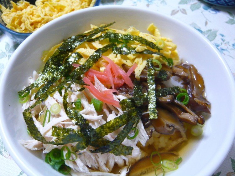 今日の晩御飯は奄美大島の郷土料理、鶏飯！！暑い時にピッタリのスープかけ御飯です(^_^)v