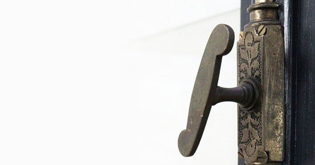 お家時間を彩るアンティークの魅力：ドクターキャビネット＆ケビント  