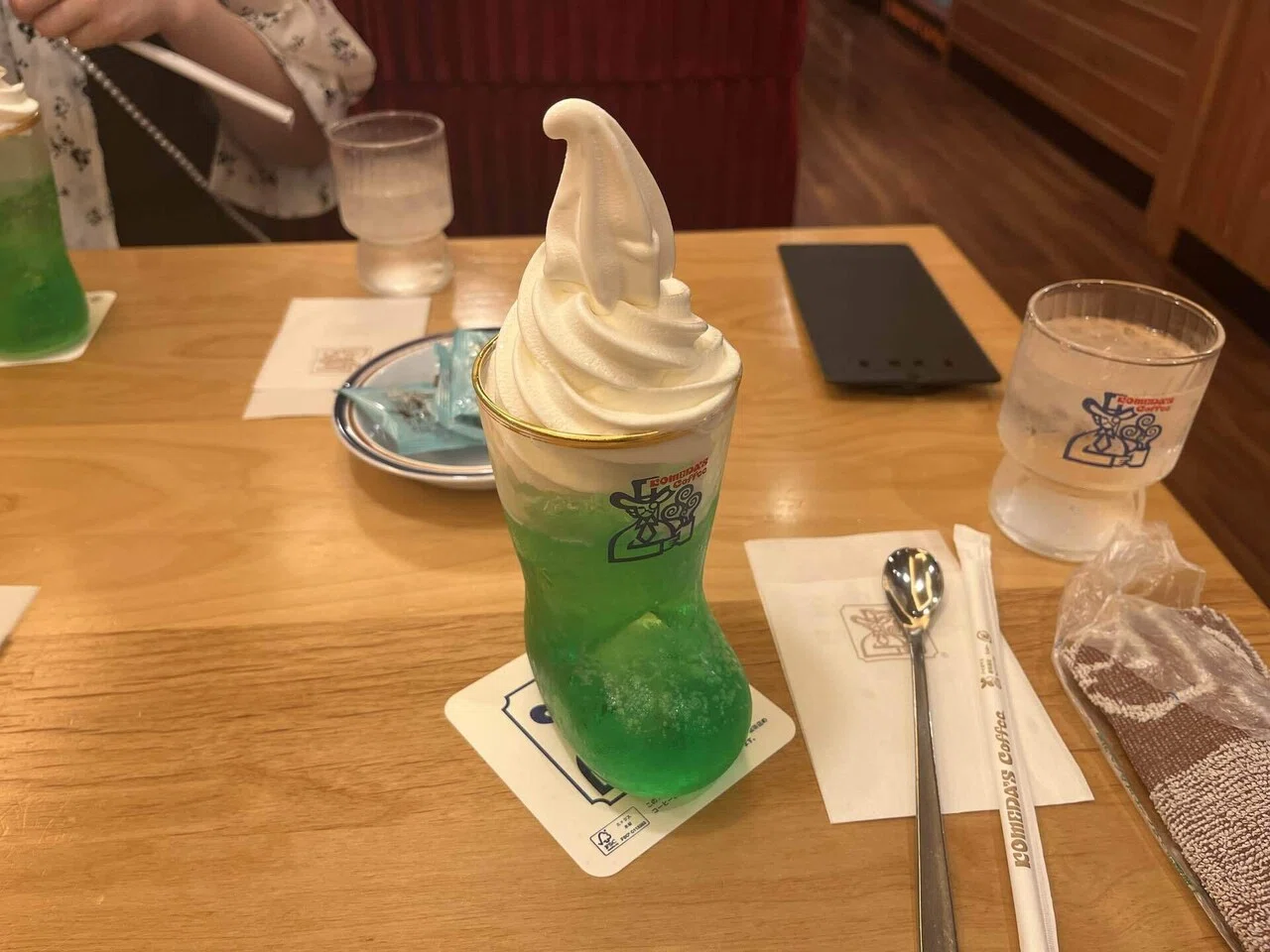 北海道のクリームソーダ🍨｜ざわ(藍沢未羽)