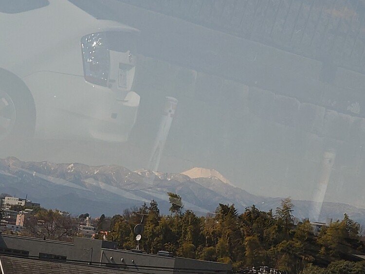 強風で雲が吹き飛ばされて富士山や他の山々がクッキリ見えて居たので、信号待ちの間にあわててパシャ!と写真を撮りました。車内で撮ったから窓にいろいろ写り込んでる…