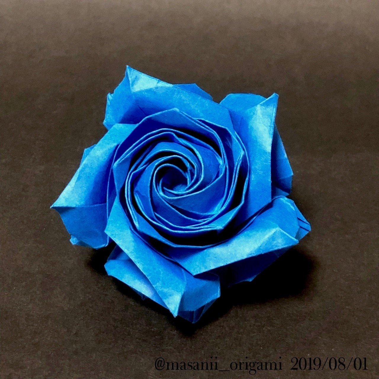 暑い日に、涼しげな「青いバラ」をどうぞ。 〜佐藤ローズ・AZURE BLUE