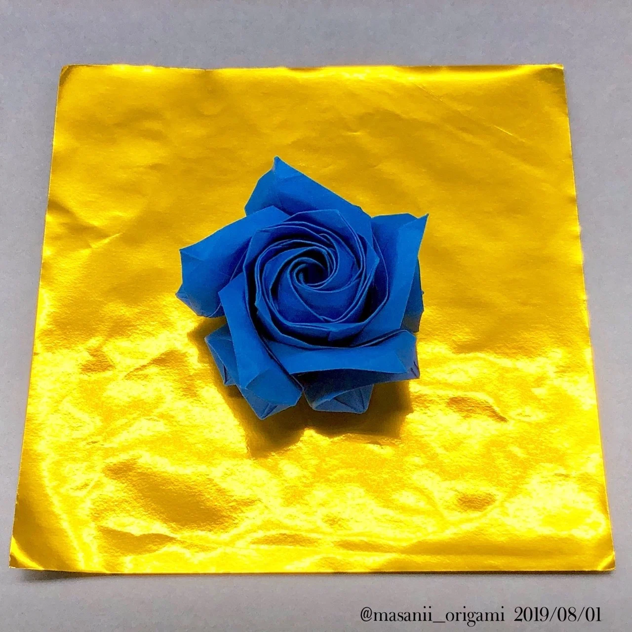 暑い日に、涼しげな「青いバラ」をどうぞ。 〜佐藤ローズ・AZURE BLUE