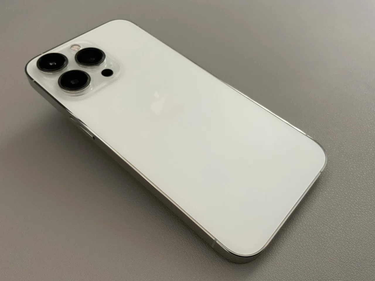 iPhoneを裸で2年使ってみた｜傷・使い心地・後悔の有無｜KK