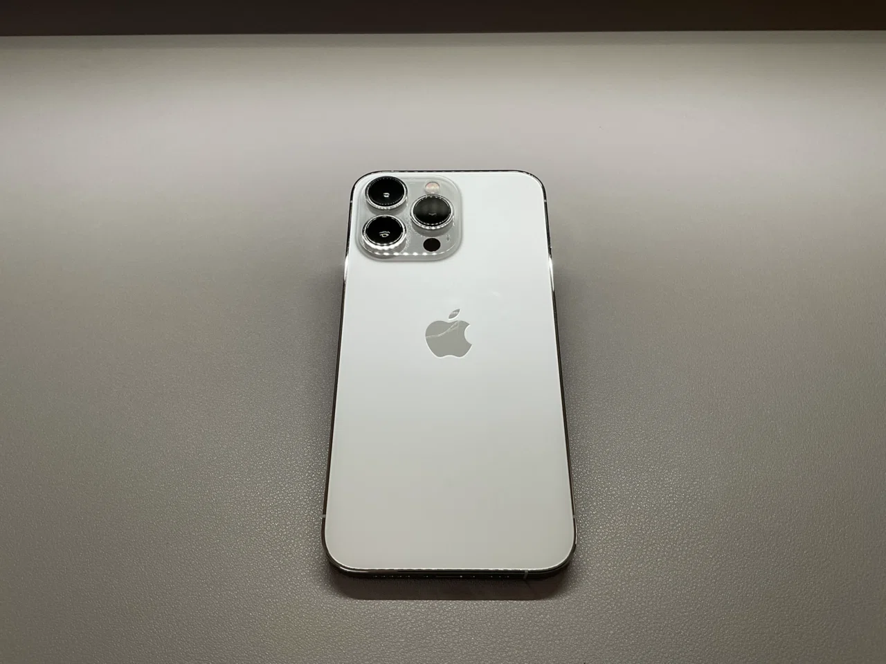 iPhoneを裸で2年使ってみた｜傷・使い心地・後悔の有無｜KK