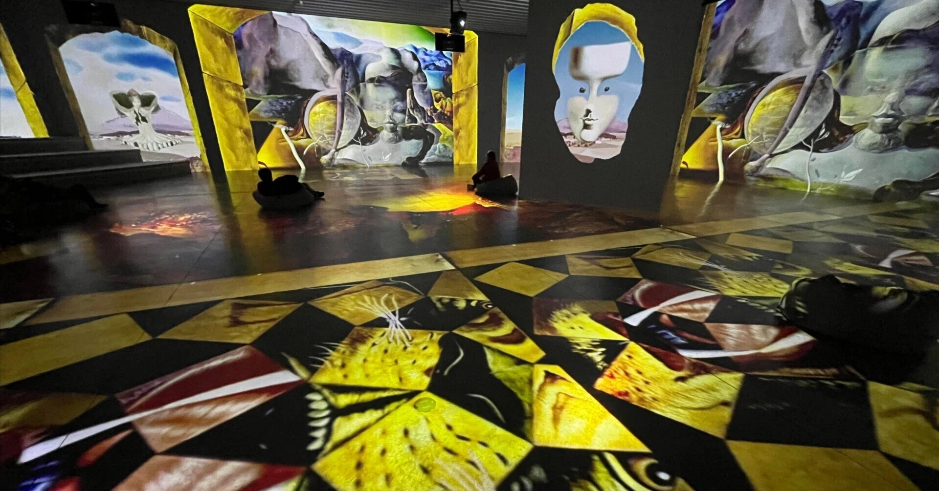 ダリのシュールな絵の中に入る夢が現実に！角川武蔵野ミュージアムの