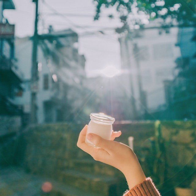 夜が迫ってくる窓の縁を横目に その日私たちは初めてキスをした 目を開けると彼はすでに私のことを見ていてこう言った 今度の花火大会 一緒に行く 久々に短編 それもラブストーリーを書きました Mon Saki S Note