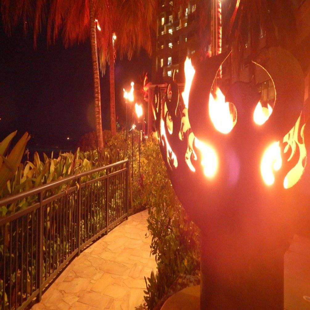 炎が演出するワイキキの夜｜Susie@Honolulu, Hawaii