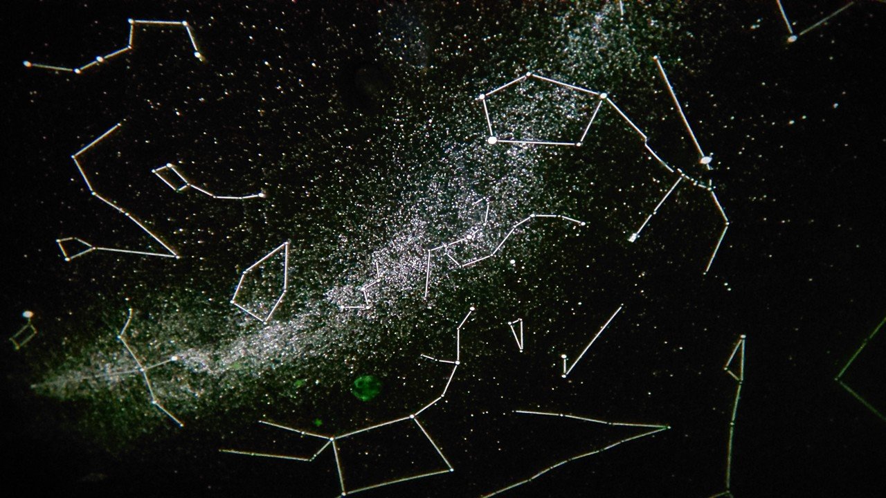 目を閉じて 宇宙の隙間が見える 大きな穴 ちょっぴり怖い 生まれたばかりの こころは 闇と光を見た 吸い込まれ 吐き出され 呼吸に沿って なぞった線 星座はほんとう いたずら書 Tomo Note