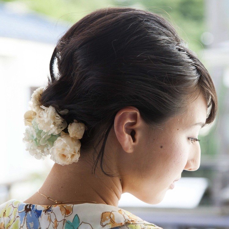 アップスタイルの飾りは
下めに控えめに
でも華やかに凛として
私の縁の下の力持ちのように
気持ちを支えてくれる。
精神が弱いわけじゃないけど、
人だろうとものだろうと
背中を押してくれる存在は必要だ。

それがBLUE ROSEの役目なんだ。

#headdress #flower #girl #ヘアアクセ #ハンドメイド #アクセサリー