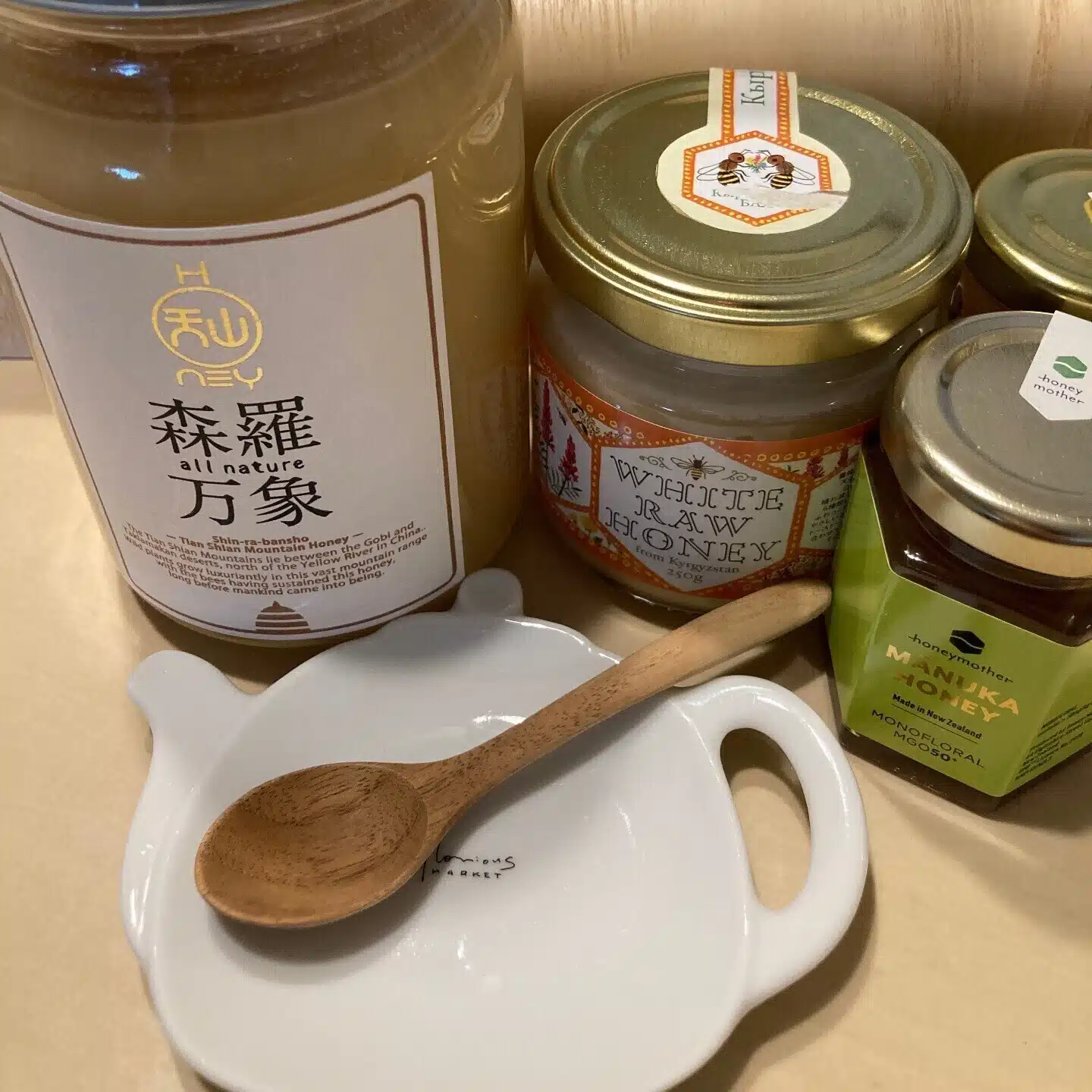 はちみつは木のスプーンで