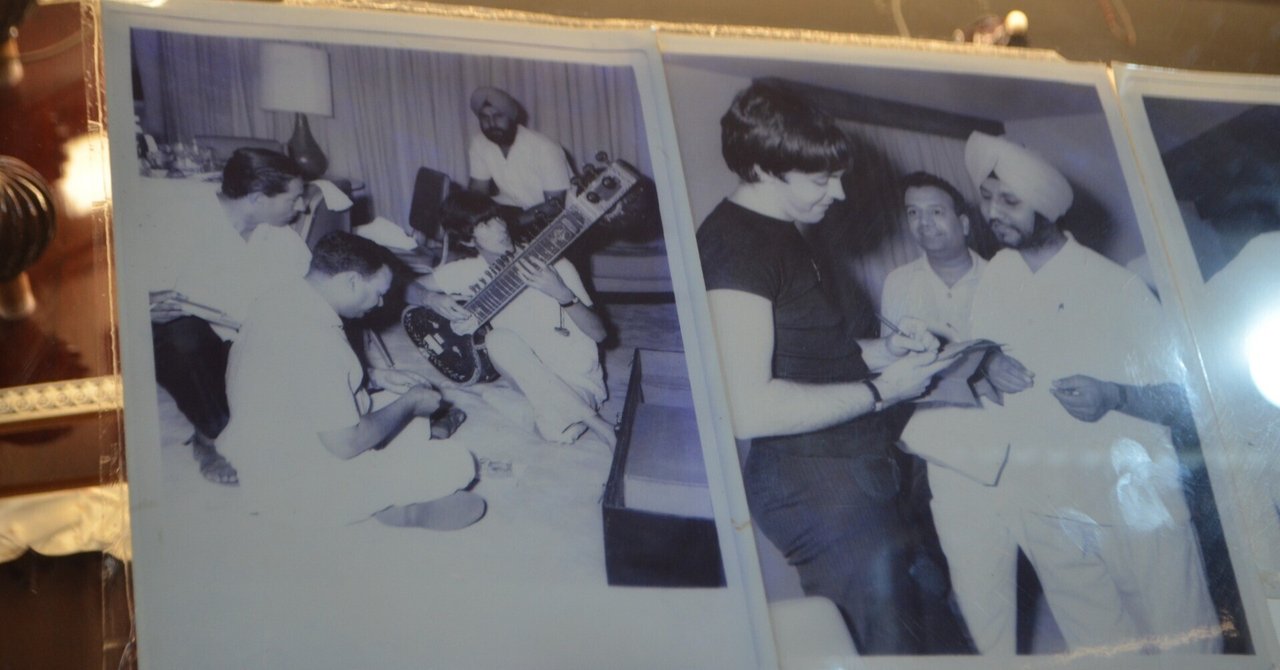 ジョージ・ハリスン シタール演奏 ポートレート写真　額装　カメラプラスロンドン作 ジョージ・ハリスン シタール演奏 ポートレート写真 額装 カメラプラス