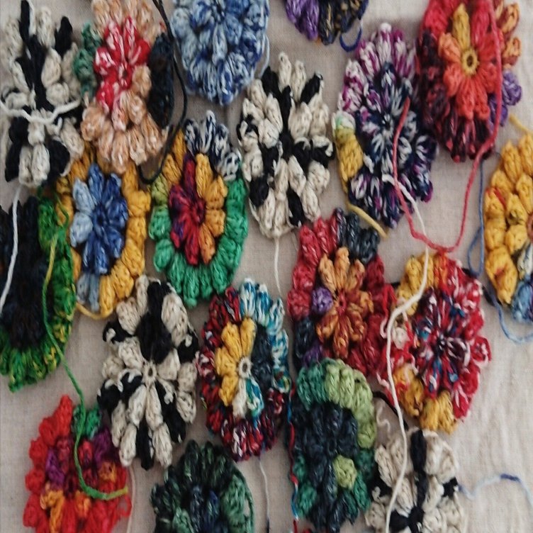 24 残り糸で花モチーフのグラニーバッグ｜たのくら