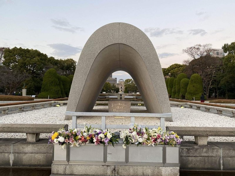広島平和都市記念碑(原爆死没者慰霊碑)