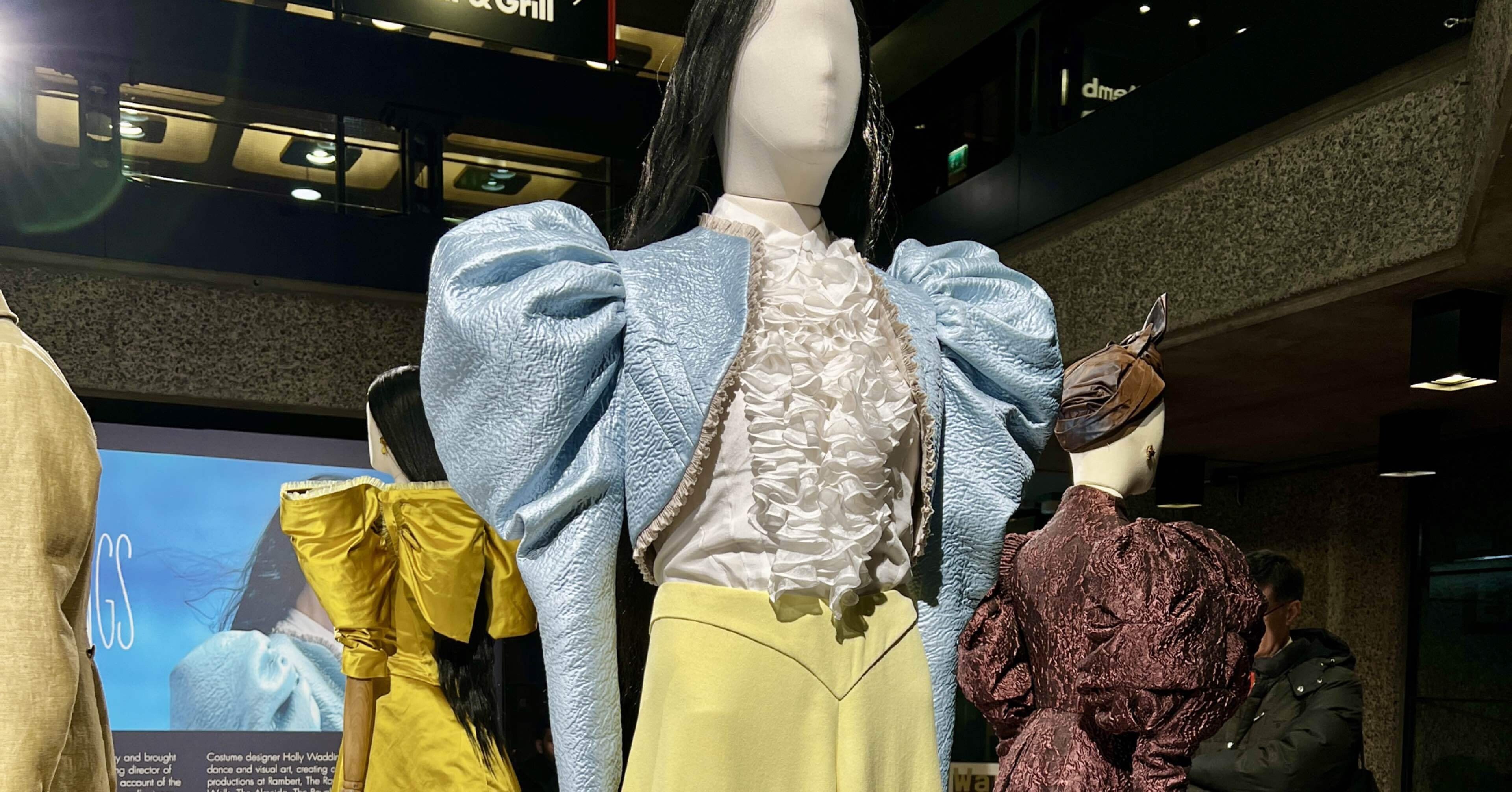 映画「哀れなるものたち」衣装展 @ロンドン｜Travelling Madeleine