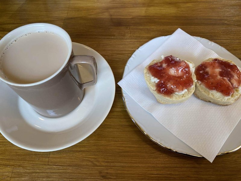 カフェラテとスコーンの写真