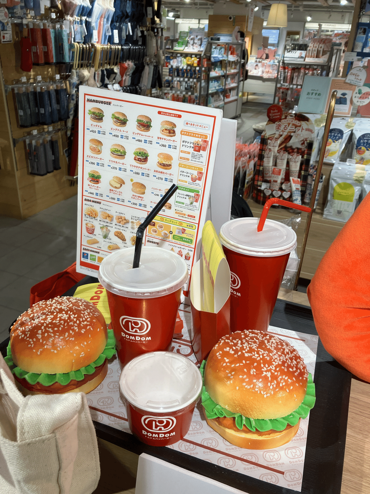 懐かしの「ドムドムバーガー」激アツグッズ発見｜たつのこ龍次郎