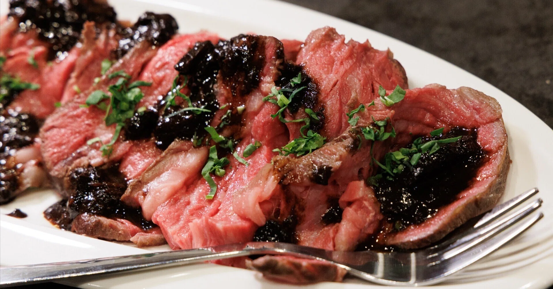 黒にんにくソースで肉料理が劇変！黄金比レシピと市販比較【2026】