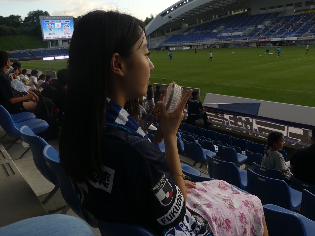 初めてのサッカー観戦をする女子高生2人組に「写ルンです」を渡して