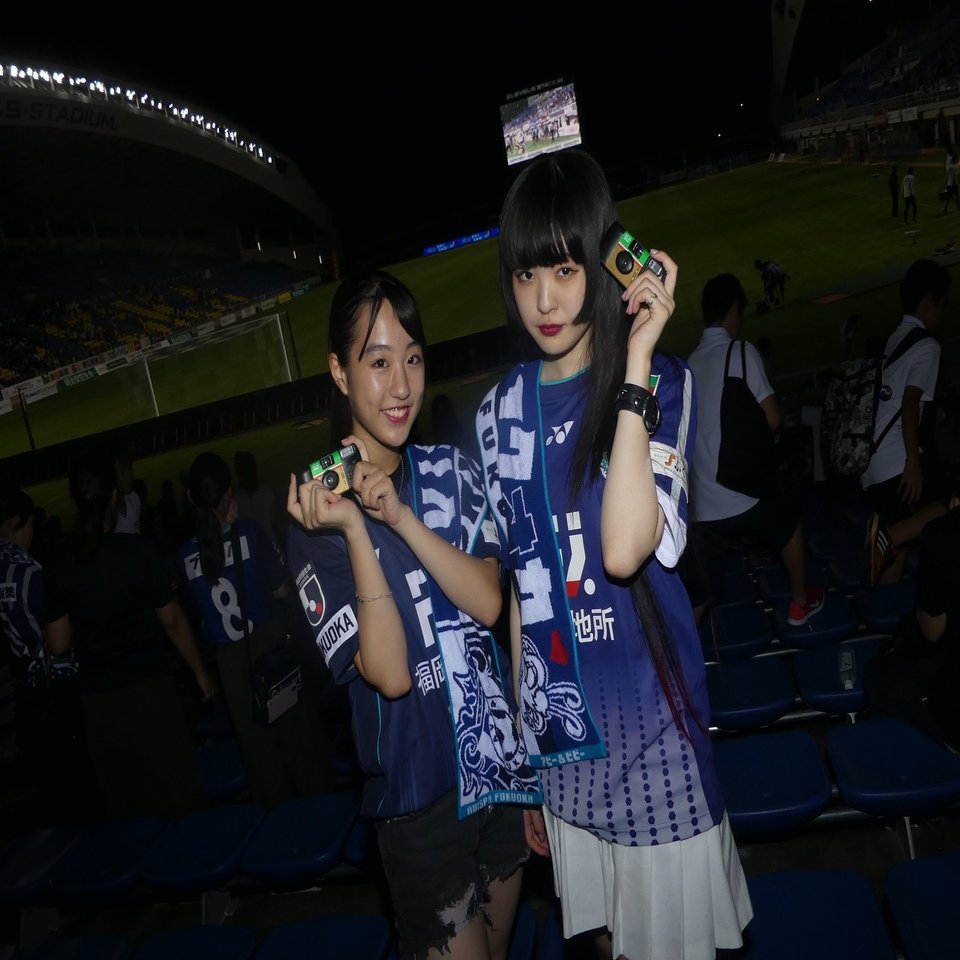 初めてのサッカー観戦をする女子高生2人組に 写ルンです を渡してみた 龍 恭平 Ryu Kyohei 22 Note