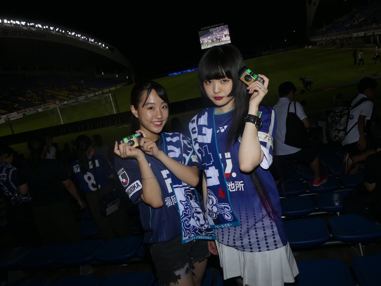 初めてのサッカー観戦をする女子高生2人組に 写ルンです を渡してみた 龍 恭平 Ryu Kyohei 22 Note 初めてのサッカー観戦をする女子高生2人組に 写ルンです を渡してみた 龍 恭平 Ryu Kyohei 22 Note