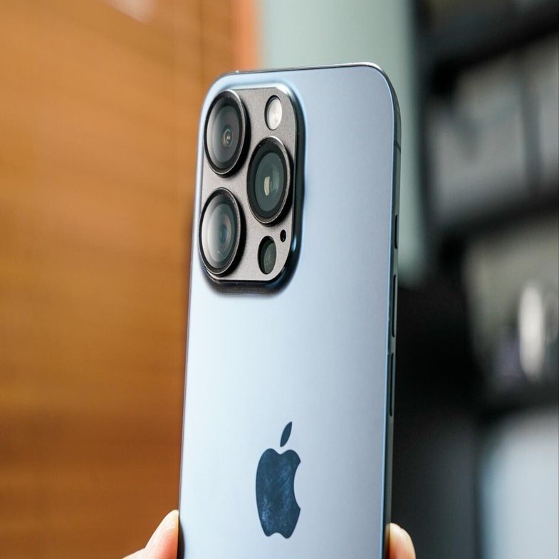 カメラ部分をカッコよく保護！iPhone15Proおすすめのマットブラックの